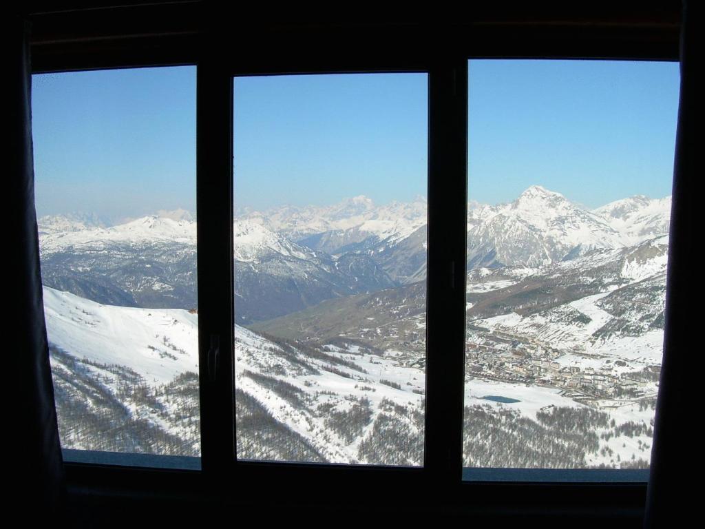 Tana Della Volpe Hotel Sestriere Bagian luar foto