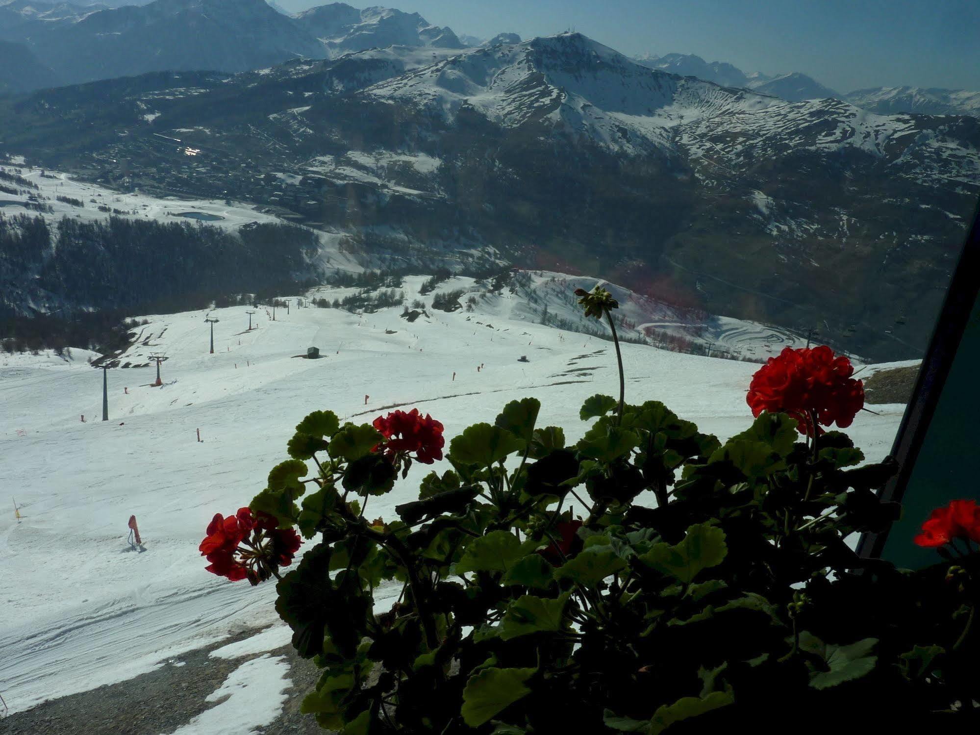 Tana Della Volpe Hotel Sestriere Bagian luar foto