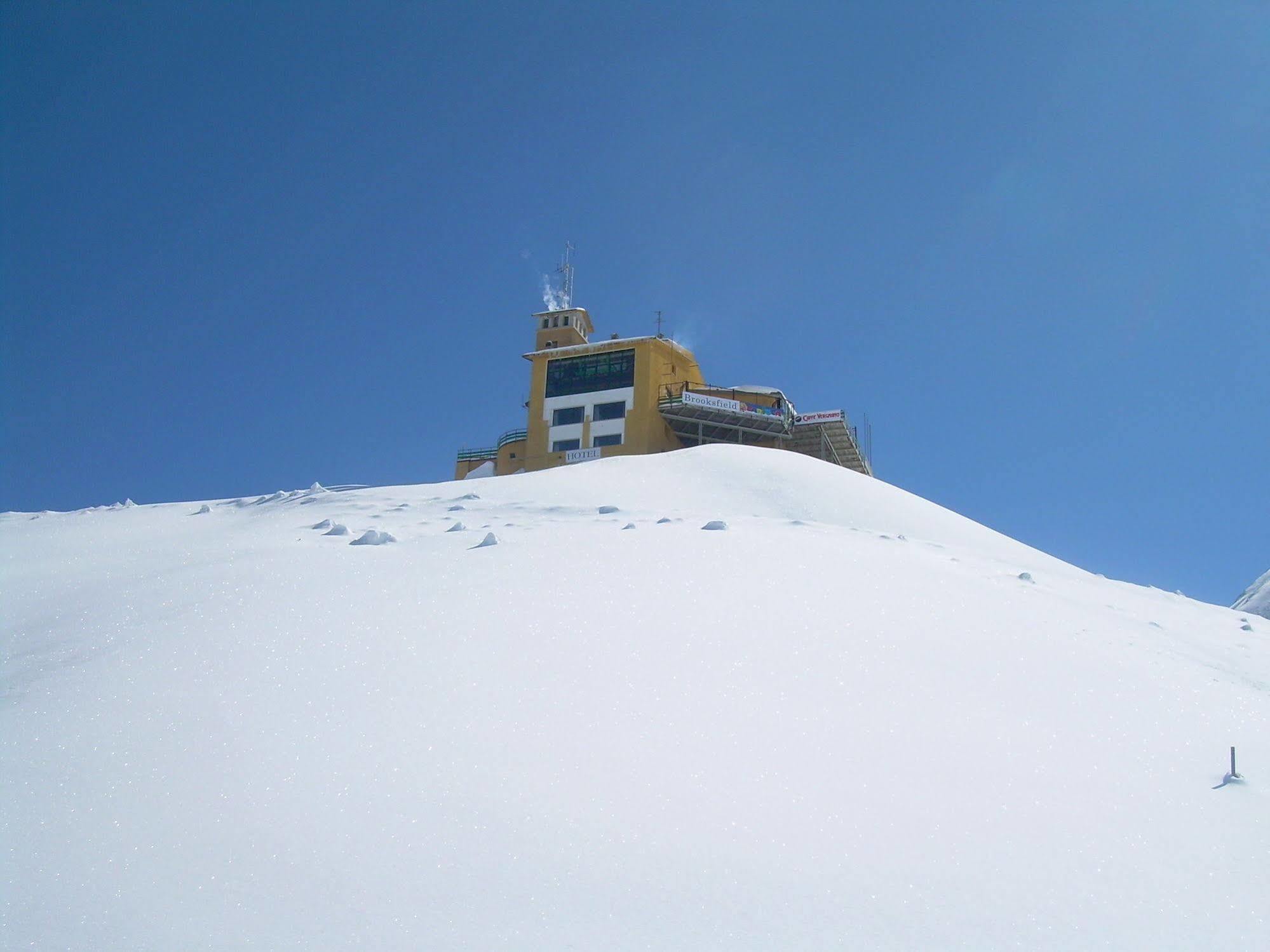 Tana Della Volpe Hotel Sestriere Bagian luar foto